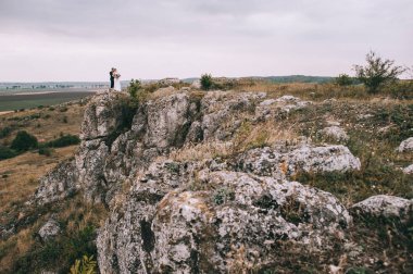 mutlu genç damat ve gelin cliff ayakta