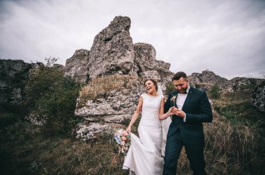 mutlu genç damat ve gelin açık havada yürüyüş