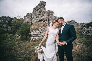 mutlu genç damat ve gelin birbirine bakarak