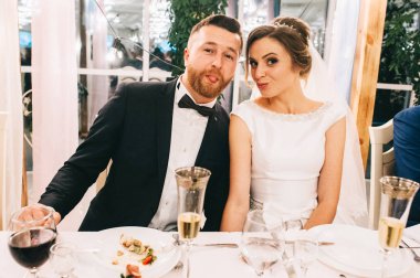 durağındayım şenlikli masadaki çift evlendi