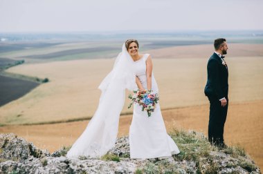 mutlu genç damat ve gelin açık havada yürüyüş