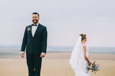 mutlu genç damat ve gelin açık havada yürüyüş