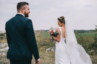 Açık havada yürüyüş güzel mutlu genç düğün çifti