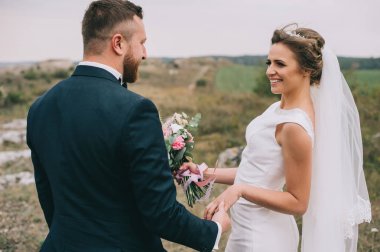 Açık havada elele güzel mutlu genç düğün çifti