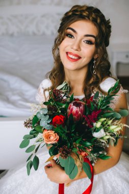renkli bir buket ile beyaz bir arka plan üzerinde genç kadın