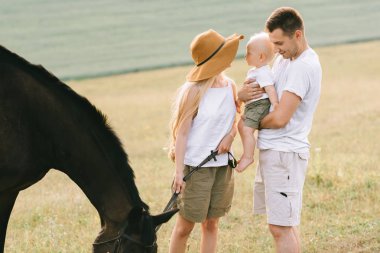 Genç aile eğlenceli bir alanı var. Anne ve çocuk alanında bir atı ile 