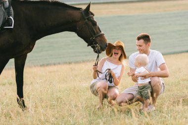 Genç aile eğlenceli bir alanı var. Anne ve çocuk alanında bir atı ile 