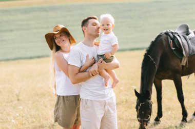 Genç aile eğlenceli bir alanı var. Anne ve çocuk alanında bir atı ile 