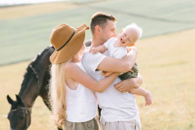 Genç aile eğlenceli bir alanı var. Anne ve çocuk alanında bir atı ile 