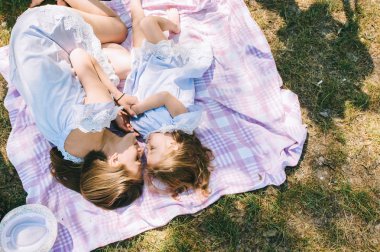 Mutlu genç aile dışında birlikte vakit. Baba Anne ve çocuklarının yeşil Park eğlenmek