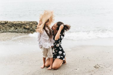 Anne ve kızı kumsalda poz