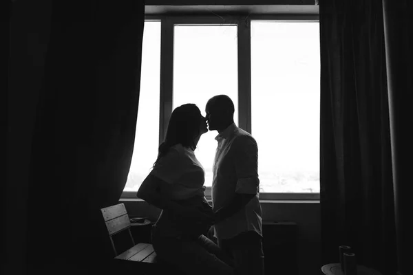 怀孕和人概念 愉快的人与怀孕妻子站立在窗口在家 — 图库照片
