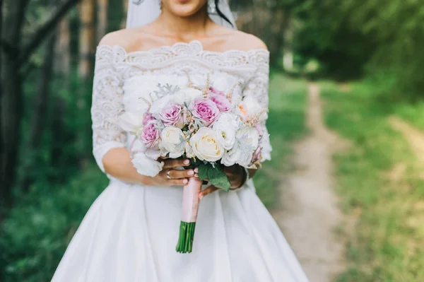 Hochzeitskleid Trauringe Hochzeitsstrauß — Stockfoto