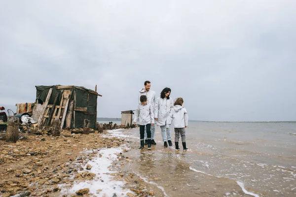 Giovane Famiglia Divertono Vicino Alla Caserma Sul Lago — Foto Stock