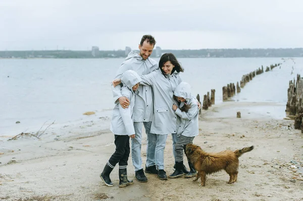 Diversão Família Perto Mar Com Cão — Fotografia de Stock