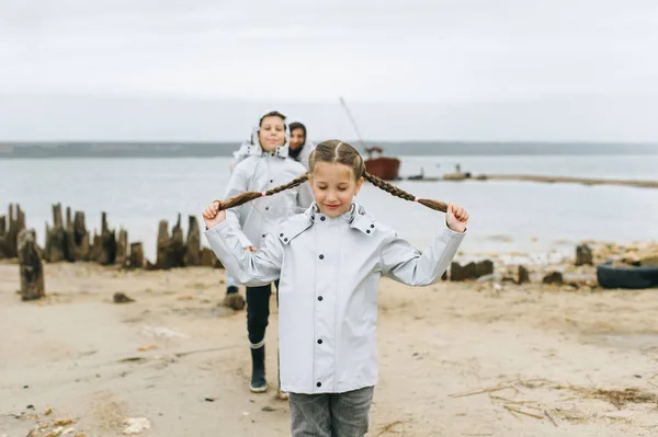 Eine Junge Familie Vergnügt Sich Der Nähe Des Meeres Auf — Stockfoto
