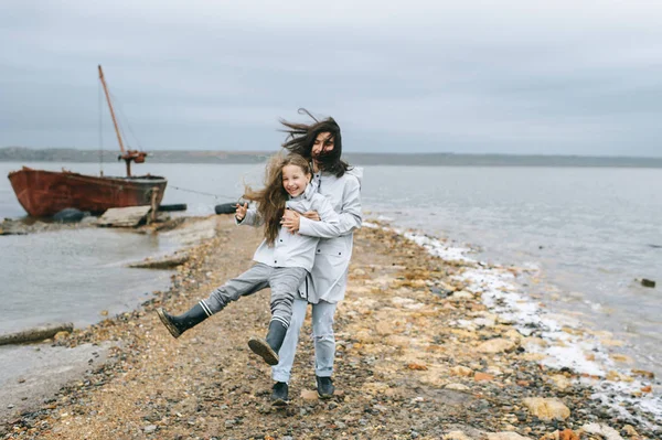 Mamma Dauther Divertono Uno Sfondo Barca Vicino Lago — Foto Stock