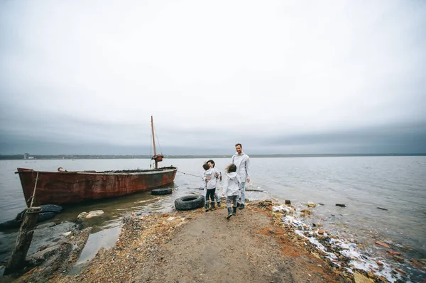 Feliz Familia Joven Que Divierte Cerca Del Mar Tiempo Nublado — Foto de Stock