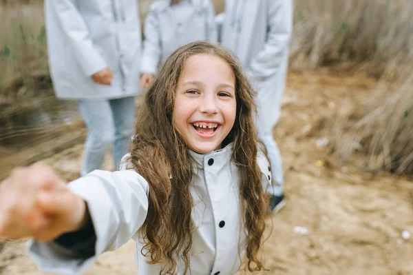 Una Giovane Famiglia Divertono Vicino Mare Uno Sfondo Barca — Foto Stock