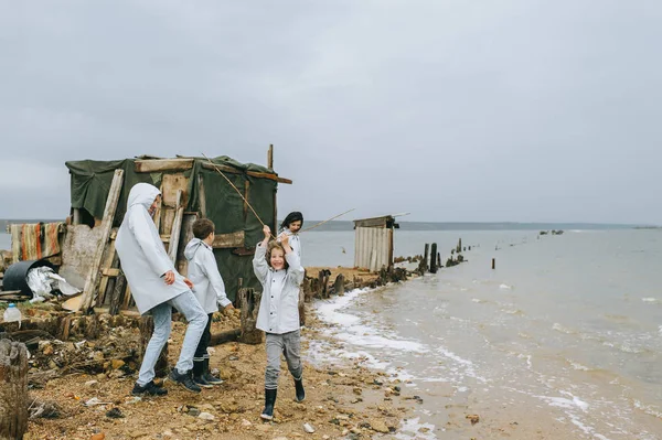 Νεαρή Οικογένεια Έχουν Μια Διασκέδαση Κοντά Στο Στρατώνα Στη Λίμνη — Φωτογραφία Αρχείου