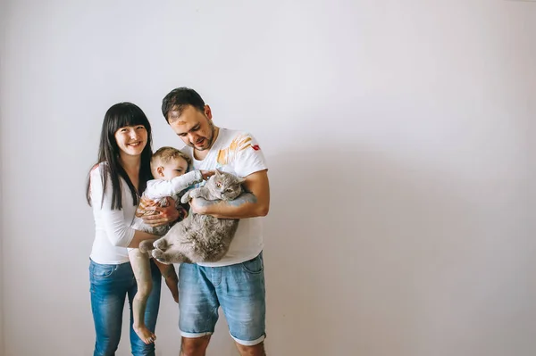 Heureux Père Mère Fils Montrer Les Mains Dans Des Couleurs — Photo