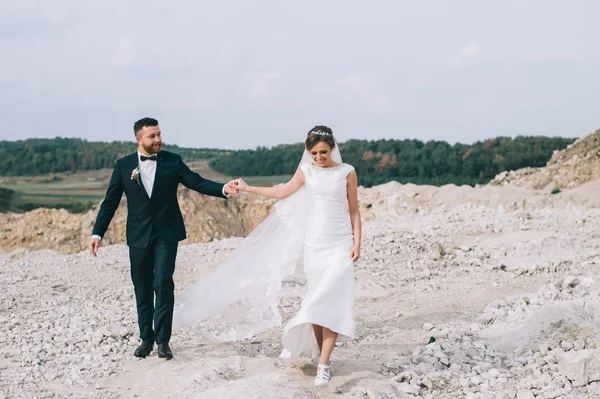 Hermosa Pareja Feliz Boda Carrera Arcilla —  Fotos de Stock