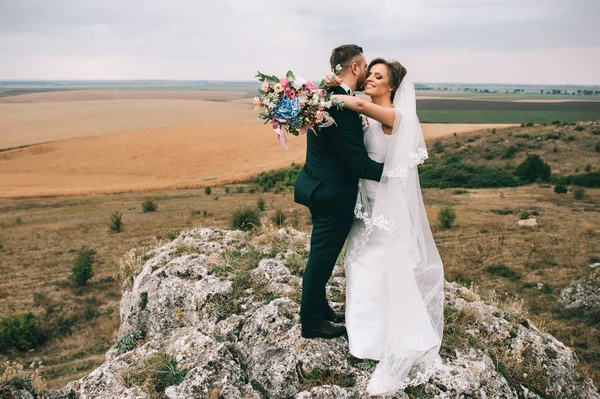 Glücklicher Junger Bräutigam Und Braut Umarmen Weiß Das Auf Klippe — Stockfoto