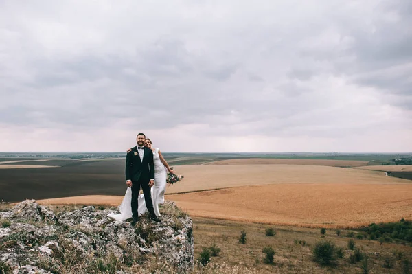 Glücklicher Junger Bräutigam Und Braut Der Klippe Stehend Und Lächelnd — Stockfoto