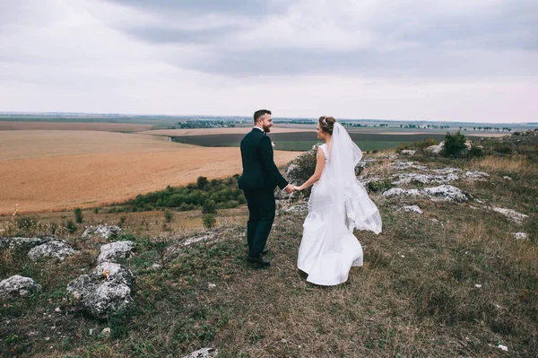 Glada Unga Brudgummen Och Bruden Promenader Utomhus — Stockfoto