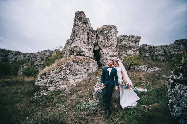 Felice Giovane Sposo Sposa Piedi All Aperto — Foto Stock