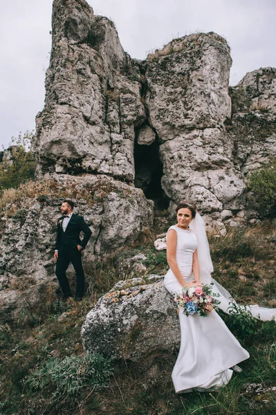 Glücklicher Junger Bräutigam Und Braut Freien — Stockfoto