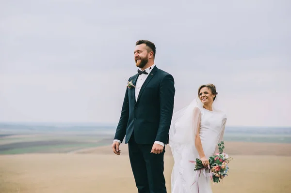 Wandelen Buiten Mooie Gelukkig Jong Bruidspaar — Stockfoto