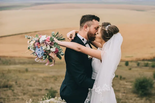 Mooie Gelukkig Jonge Bruiloft Paar Zoenen Knuffelen — Stockfoto