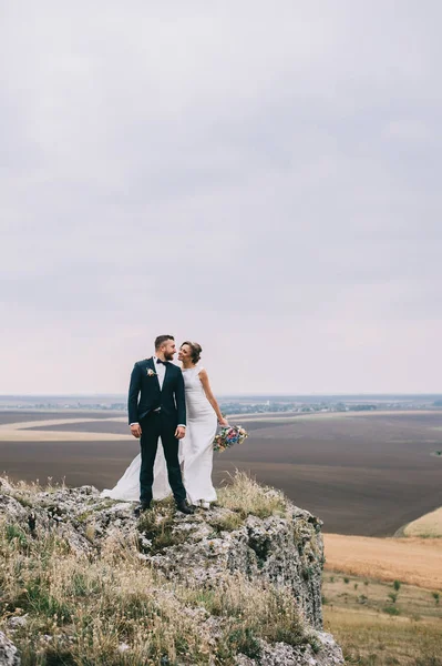 Krásné Šťastné Mladé Svatební Pár Stojící Útesu — Stock fotografie