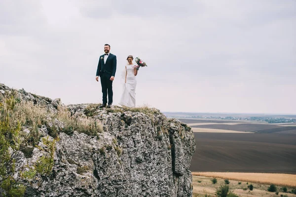 Gyönyörű Fiatal Esküvői Pár Sziklán Álló — Stock Fotó