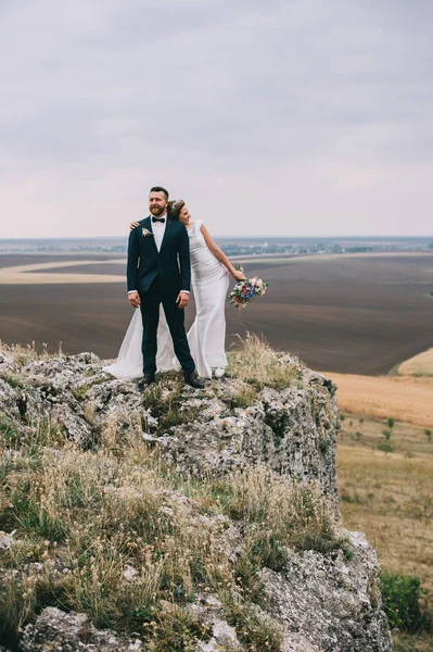 Красива Щаслива Молода Весільна Пара Стоїть Скелі — стокове фото