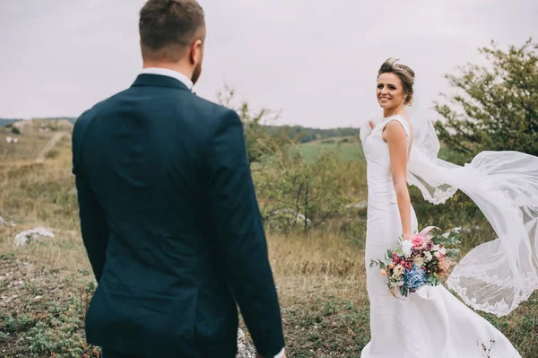 Beau Jeune Couple Heureux Mariage Marchant Extérieur — Photo