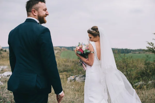 Wandelen Buiten Mooie Gelukkig Jong Bruidspaar — Stockfoto