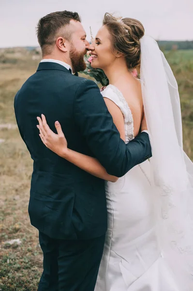 Красива Щаслива Молода Весільна Пара Цілується Відкритому Повітрі — стокове фото