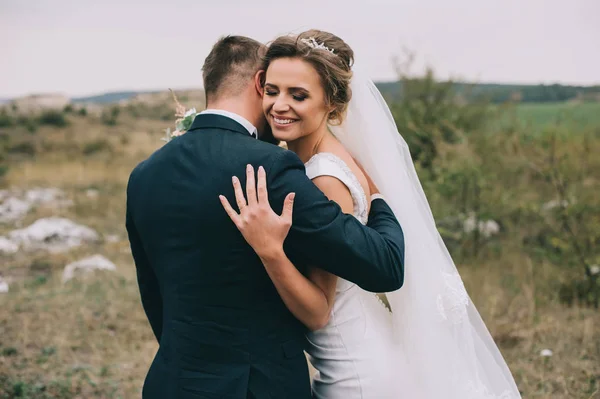 Mooie Gelukkig Jong Bruidspaar Knuffelen Buitenshuis — Stockfoto