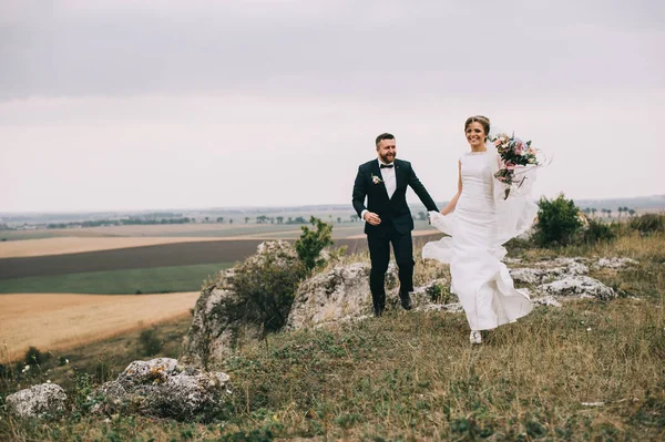 Schönes Glückliches Junges Hochzeitspaar Läuft Freien — Stockfoto