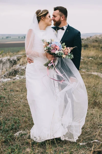 美しい幸せな若い結婚式のカップルがキス — ストック写真