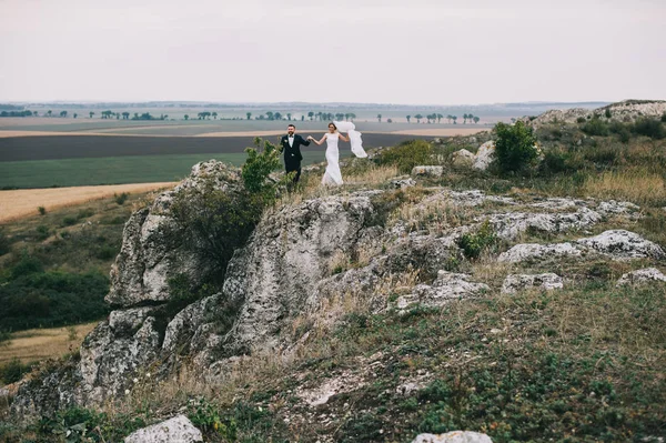 Vackra Glada Unga Brudparet Står Klippa Vid Blåsig Dag — Stockfoto