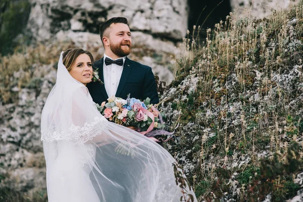 Pasangan Pengantin Muda Yang Cantik Melihat Dari Kejauhan — Stok Foto