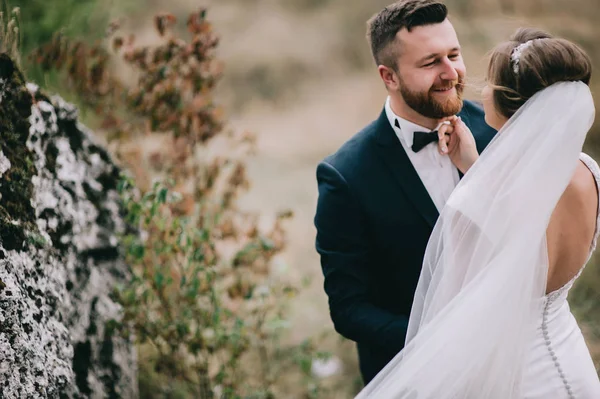 Hermosa Feliz Joven Pareja Boda Mirándose Aire Libre —  Fotos de Stock