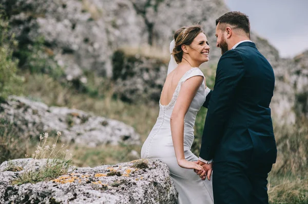 Schönes Glückliches Junges Hochzeitspaar Das Einander Ansieht Und Lächelt — Stockfoto