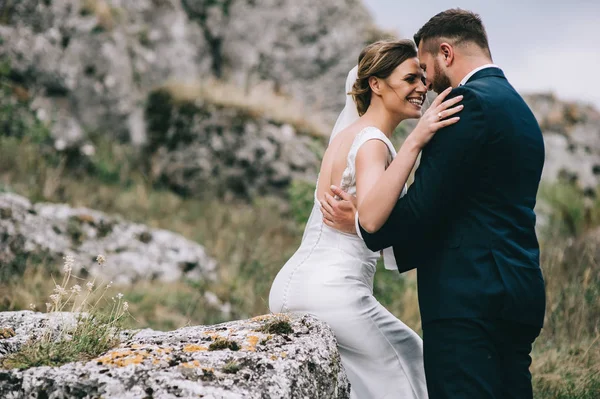 Hermosa Feliz Joven Pareja Boda Mirándose Entre —  Fotos de Stock