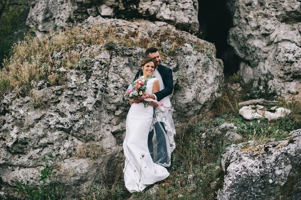 Gyönyörű Fiatal Esküvői Pár Átölelve Hoznak Mosolyogva — Stock Fotó