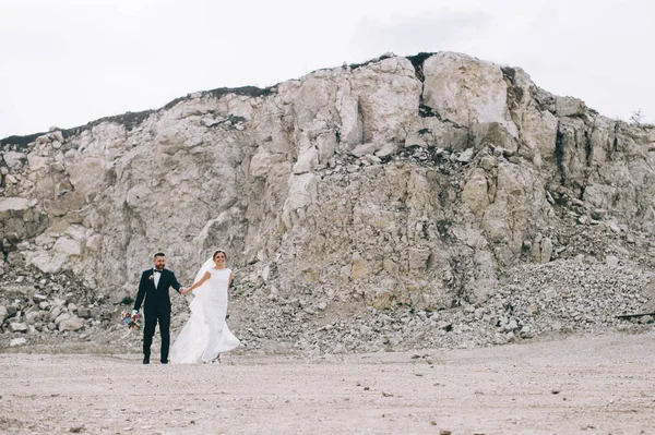 Casamento Feliz Bonito Casal Carreira Argila — Fotografia de Stock