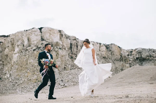 Прекрасная Свадебная Пара Глиняной Карьере — стоковое фото